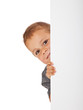 Foto: Kleiner Junge schaut neugierig hinter weißer Wand hervor Kleiner Junge schaut neugierig hinter weißer Wand hervor