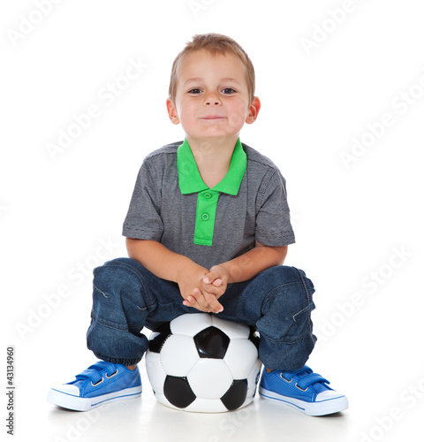 Foto: Kleiner Junge sitzt auf Fußball Kleiner Junge sitzt auf Fußball