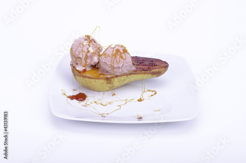 Foto: gelato alla nocciola con caramello su base di pera gelato alla nocciola con caramello su base di pera