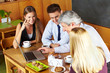 Foto: Business-Team bei Meeting im Café Business-Team bei Meeting im Café