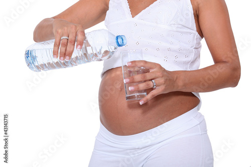 Foto: Pregnant Woman filling glass of water Pregnant Woman filling glass of water