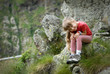 bambina bionda in montagna