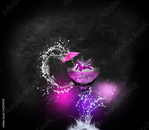Foto: Pink Alien In Cocktail Glass Pink Alien In Cocktail Glass