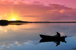 Angler auf dem See bei Sonnenuntergang