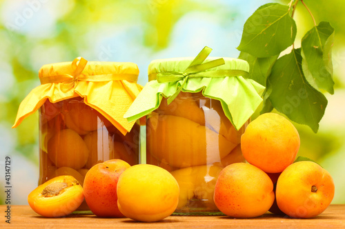 Foto: canned apricots in a jars and sweet apricots canned apricots in a jars and sweet apricots