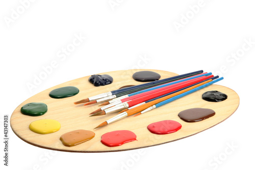 Foto: wooden art palette with paint and brushes.isolated on white wooden art palette with paint and brushes.isolated on white