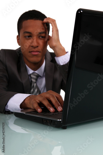 Foto: An African American businessman working. An African American businessman working.