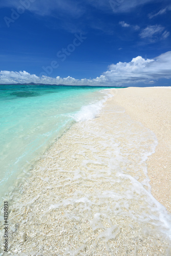 Photo: 水納島の透明なサンゴの海と夏空 水納島の透明なサンゴの海と夏空