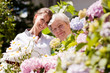 Altenpflegerin mit Seniorin im Garten