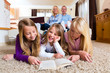 Familie liest ein Buch zusammen