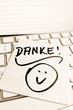 Notiz auf Computer Tastatur: Danke
