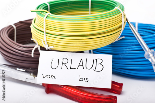 Photo: Verschiedene Baustoffe und Werkzeug mit notiz Urlaub vom bis Verschiedene Baustoffe und Werkzeug mit notiz Urlaub vom bis