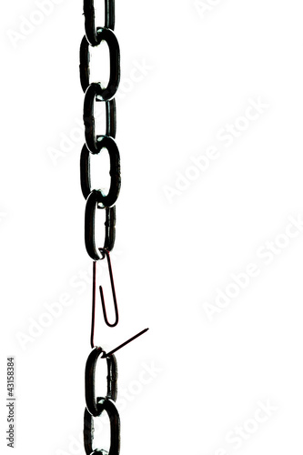 Foto : Stahlkette wird von einer Büroklammer zusammengeh Stahlkette wird von einer Büroklammer zusammengeh