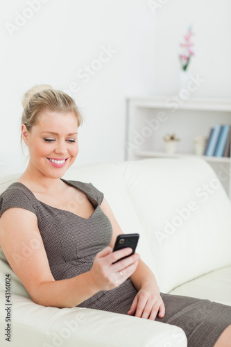 Foto: Woman texting on a smartphone Woman texting on a smartphone