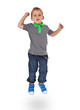 Foto: Kleiner Junge springt in die Luft Kleiner Junge springt in die Luft