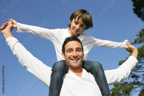 Foto: little boy on his father's shoulders little boy on his father's shoulders