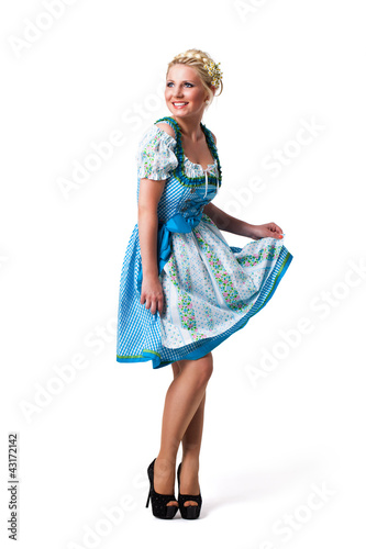 Photo: junge blonde Frau im Dirndl junge blonde Frau im Dirndl