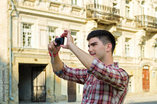 Foto: Young man taking photographs Young man taking photographs