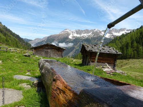 Photo: Holzbrunnen und Almhütten Holzbrunnen und Almhütten