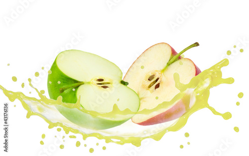 Foto: Apple slices with splash isolated on white Apple slices with splash isolated on white