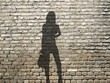 Foto: ombre de prostituée sur mur de briques ombre de prostituée sur mur de briques