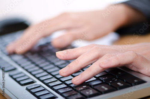 Foto: Hands typing on the keyboard Hands typing on the keyboard