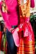 Frau kauft Tracht oder Dirndl in einer Boutique