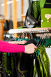 Frau kauft Tracht oder Dirndl in einer Boutique
