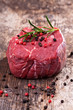 rohen Steak mit Pfeffer auf Holz