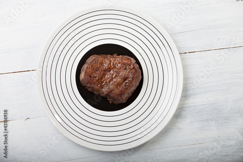 Photo: Steak vom Grill auf einem Teller Steak vom Grill auf einem Teller
