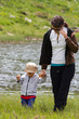 Mère et son fils en montagne