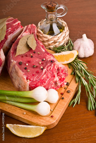 Foto: raw meat with vegetables raw meat with vegetables