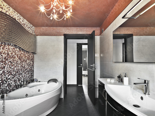 Photo: bagno moderno con vasca da bagno e lavabo di ceramica bianc bagno moderno con vasca da bagno e lavabo di ceramica bianc