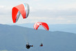 Parapentiste se croisant en vol