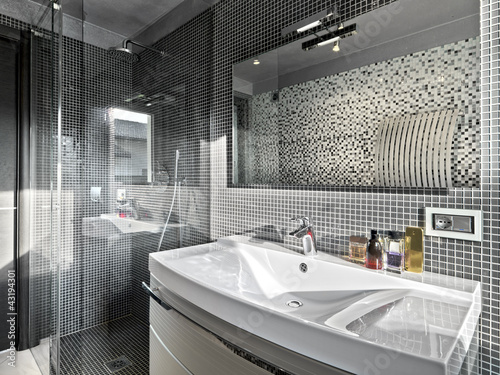 Photo: dettaglio del lavabo e box doccia di un bagno moderno dettaglio del lavabo e box doccia di un bagno moderno