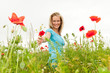 Foto: junge frau überreicht blumenstrauß junge frau überreicht blumenstrauß