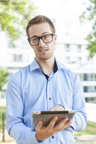 Foto: Businessman With Tablet Computer in park Businessman With Tablet Computer in park