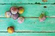 Foto: plums on old turquose color surface plums on old turquose color surface