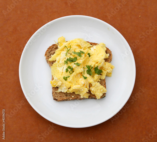 Foto: Scrambled Eggs over Toast Scrambled Eggs over Toast
