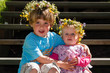 Geschwister mit Blumenschmuck im Haar