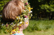 Junge mit Blumenschmuck