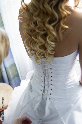 Foto: Unfinished stay-lace on bride's dress Unfinished stay-lace on bride's dress