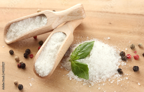 Foto: salt with fresh basil and and pepper on wooden table salt with fresh basil and and pepper on wooden table