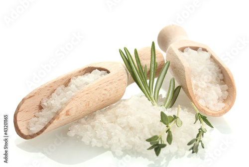 Foto: salt with fresh rosemary and thyme isolated on white salt with fresh rosemary and thyme isolated on white