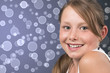 Hübsches lachendes Mädchen, blaues Bokeh
