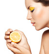 Foto: beautiful girl with a bright lemon-colored make-up beautiful girl with a bright lemon-colored make-up