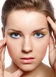 Foto: beautiful girl with a bright lemon-colored make-up beautiful girl with a bright lemon-colored make-up