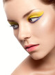 Foto: beautiful girl with a bright lemon-colored make-up beautiful girl with a bright lemon-colored make-up