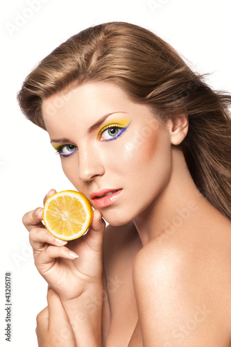 Foto: beautiful girl with a bright lemon-colored make-up beautiful girl with a bright lemon-colored make-up