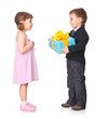 Foto: Little boy giving a gift box to her girlfriend Little boy giving a gift box to her girlfriend